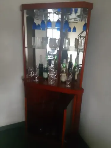 Armário de Bar em Madeira com Espelhos - Ideal para sua Casa!