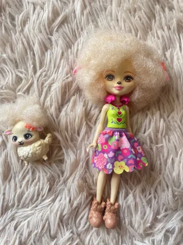 Boneca e animal de estimação da linha Enchantimals Lorna Lamb