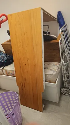 Mesa para estudo ou trabalho em computador com 3 gavetas, tampo e lateral na cor madeira.