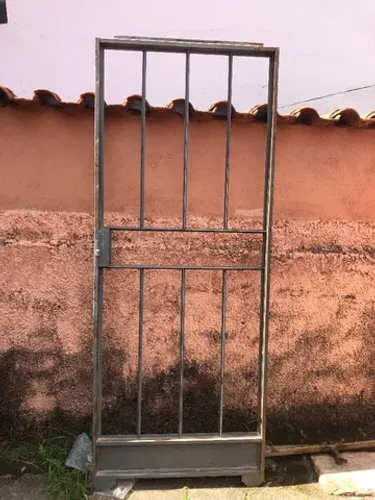 Porta de Ferro de Correr com Trilho e Batente e fechadura