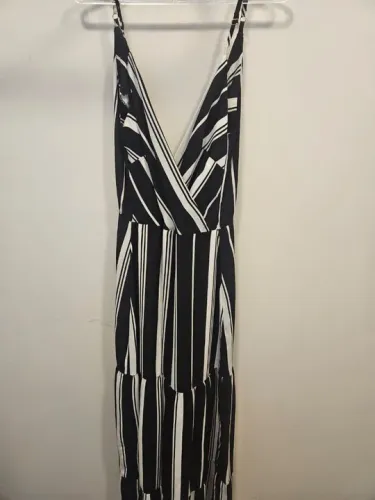 Vestido longo , tecido listrado branco e preto <br>Tamanho 42 <br>Da loja Adriana Brandão