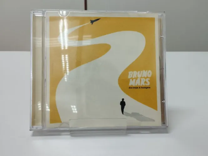 Cd original Bruno mars "Doo-wops & Hoolligans