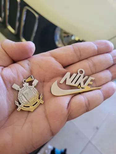 Pingentes Nike e Corinthians de aço inox (Troco por carregador Samsung 25W preto) 