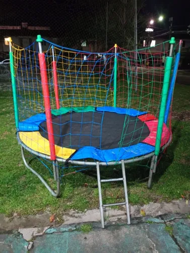 Cama elástica com rede de proteção...