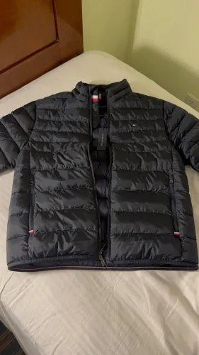 Jaqueta Tommy Hilfiger Packable Recycled azul marinho tamanho P ( veste M) Importada 