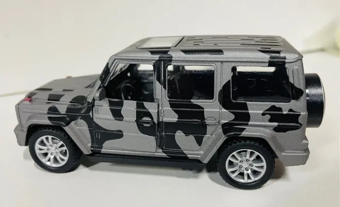Miniatura Metal Mercedes G63 C/Teto Solar 1/43