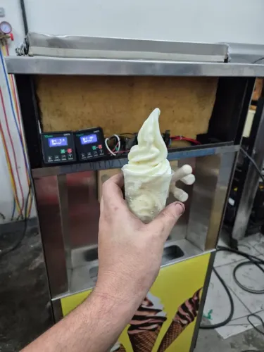 Manutenção em maquina de sorvete expresso