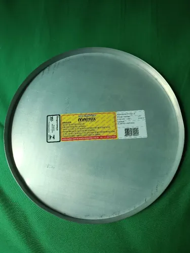 Fôrma para pizza Mariluz, com 30,5cm