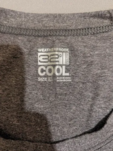 Camisetas com elastano da marca 32 degrees