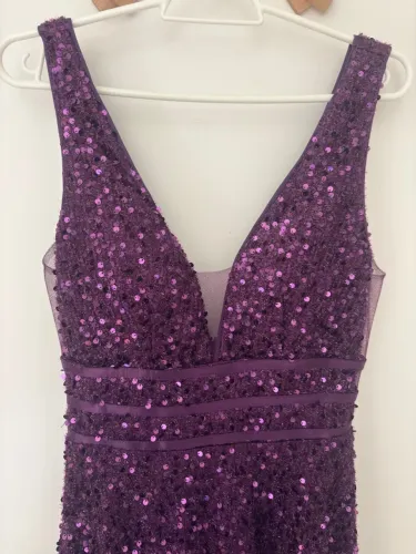 Vestido roxo com paetês