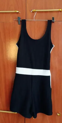 Macaquinho preto com branco.