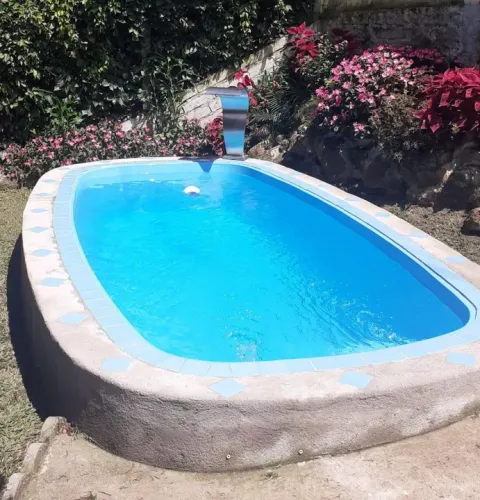 Ana: Piscina com cascata de brinde instalada