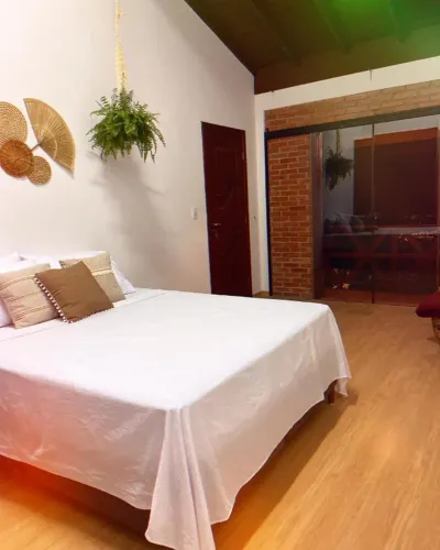 Suíte com cama queen ou quarto comum e compartilhado para locação Semana ou Mensal