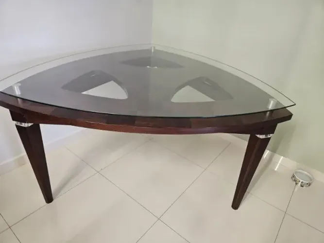 Mesa de jantar triangular