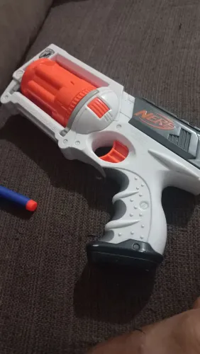 Lança dardos Nerf!! Funcionando perfeitamente. +6 dardos inclusos