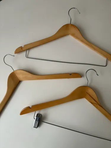 Kit 3 Cabides Madeira Envernizada