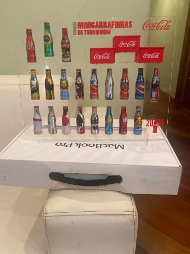 Suporte com as garrafas de Coca Cola da Copa de 2014 Brasil