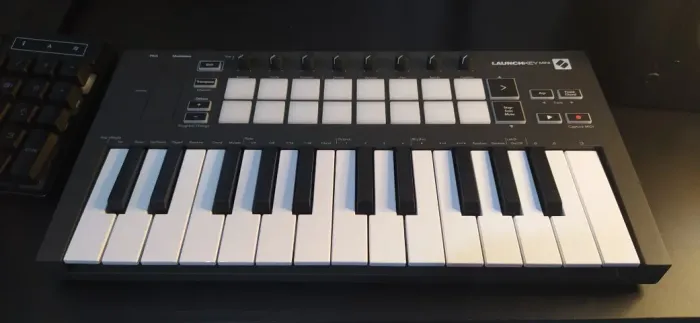 Controlador Novation Mini Mk3 Launchkey 25 Teclas (Sem marcas de uso)  