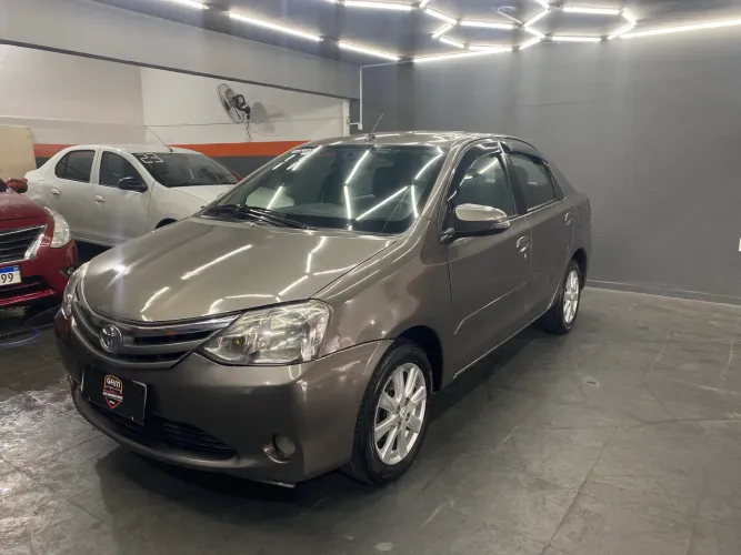Toyota Etios impecável