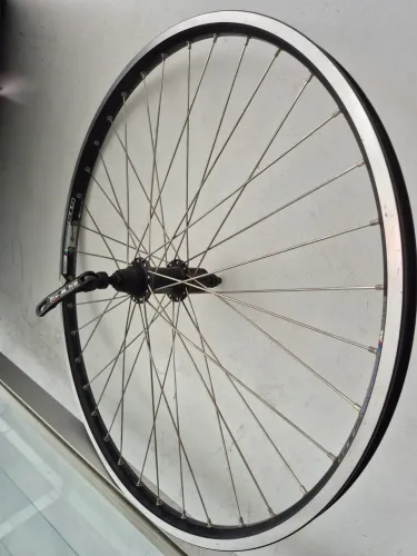 Roda de bicicleta aro 700 com raios