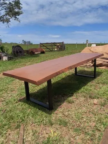 Mesa de jantar rústica com design moderno