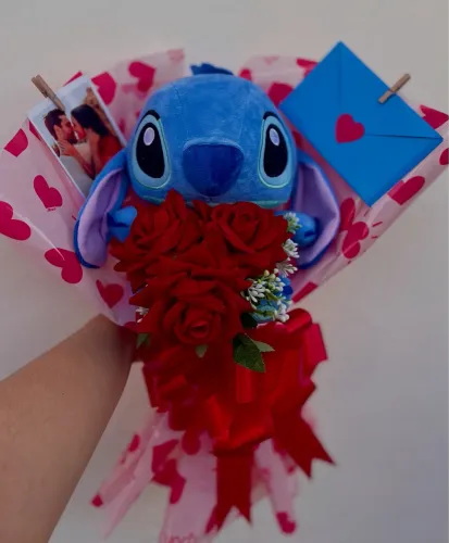 Buquê com Pelúcia Stitch e rosas vermelhas personalizado com foto