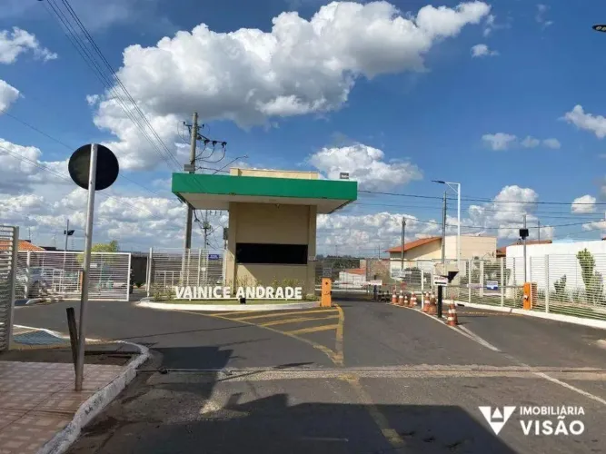 CASA À VENDA, 02 QUARTOS, 01 SUÍTE, 02 VAGAS, VAINICE ANDRADE - UBERABA/MG