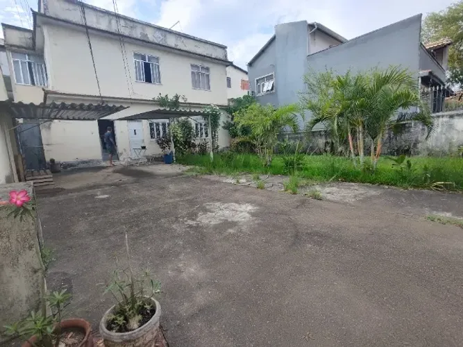 Terreno com 2 apartamentos - Campinho