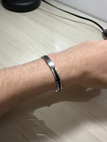 Bracelete de aço com detalhes em preto resina 
