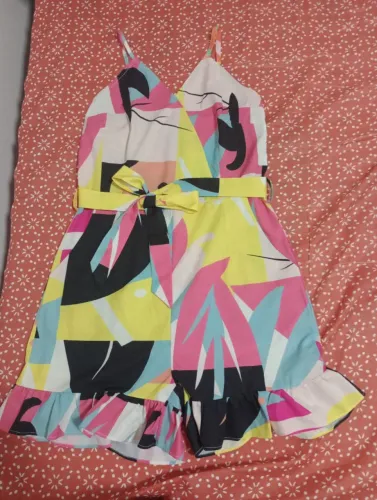 Macacão estampado colorido com babados