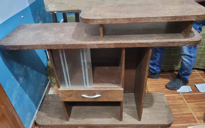 Rack de Madeira com Portas de vidro. Pra sair rápido.