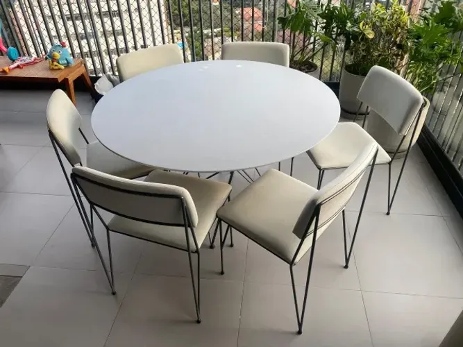Mesa de jantar em concreto e estrutura metálica (6 lugares)