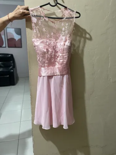 Vestido curto sem manga rosa transparente com forro
