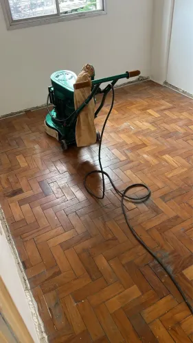 JM Aplicadora venha restaura seu piso de peroba estamos a disposição.