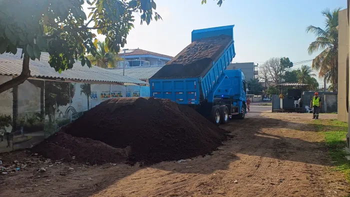 Terra Preta para Jardins, Areia, Seixo e Aterro Arenoso Whatsapp */ *