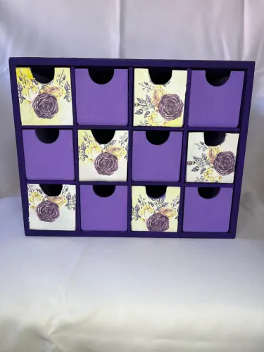 Cômoda em MDF 23x18,5x18 com 12 gavetas roxo e lilás com flores