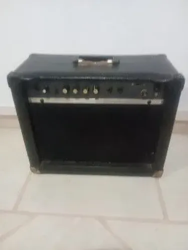 Caixa para guitarra com distorção