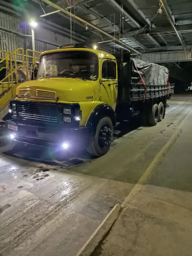 Caminhão truck 1313