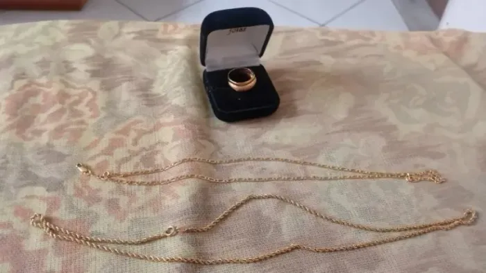 1 anel antigo + 2 cordões banhados em ouro