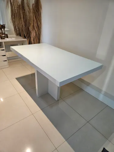 Mesa Jantar Branca 1,50 x 70 cm, laqueada, com tampo de vidro branco.
