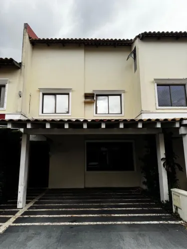 Vendo sobrado em condomínio fechado Goiânia
