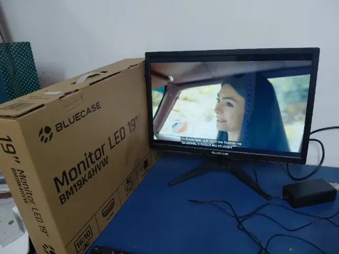 Monitor 19 Novo Saída Hdmi e Vga Completo na Caixa Porem tem uma Linha Finíssima
