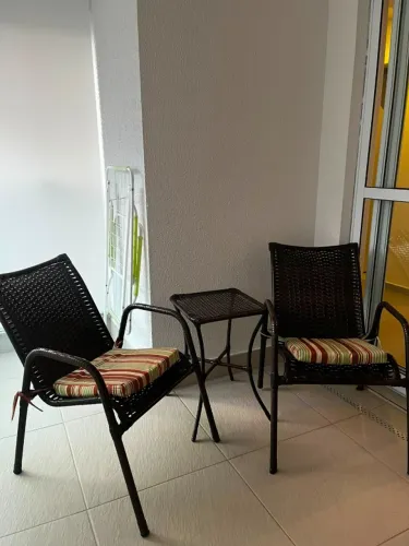 Conjunto para varanda em fibra sintética - 2 cadeiras + mesa lateral