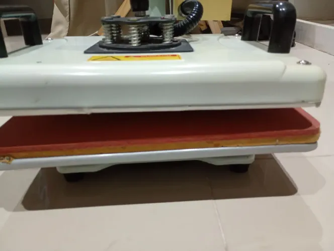Prensa térmica de sublimação em camisetas e canecas
