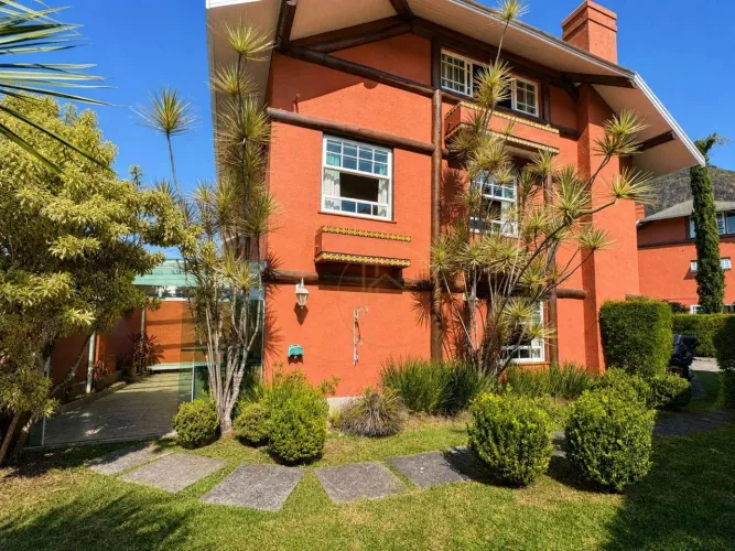 CASA EM CONDOMÍNIO COM 4 QUARTOS, 2 SUÍTES E LAZER COMPLETO EM IUCAS