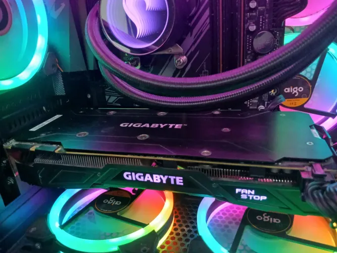 Vendo placa de vídeo Gigabyte GTX 1070 8GB com caixa
