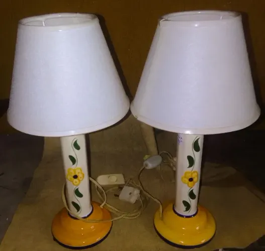 Par Abajur em cerâmica vitrificada, haste esmaltada com flor pés redondos com cúpulas 