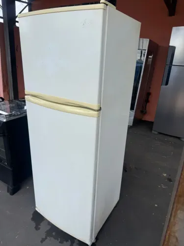 Geladeira boa barato entrego dou garantia hoje perfeita