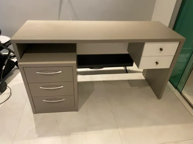 MESA DE ESCRITÓRIO EM MDF + CRIADO-MUDO MÓVEL - SEMINOVA