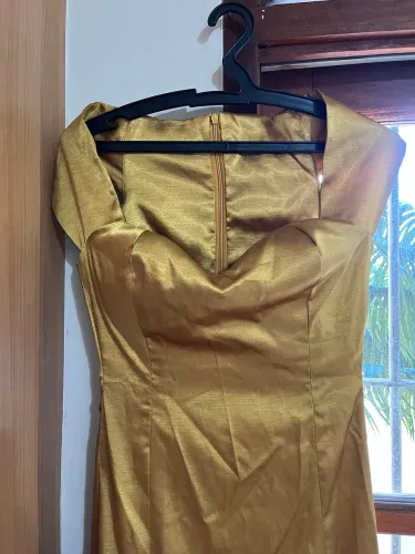 Vestido dourado ombro a ombro fenda na perna